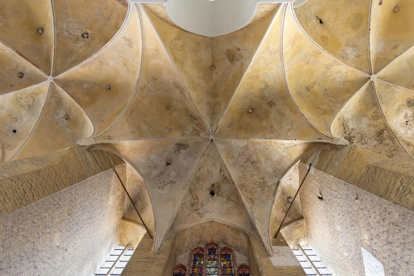 Mittelalterliche Architektur mit antikem Gewölbe als Design-Hintergrund