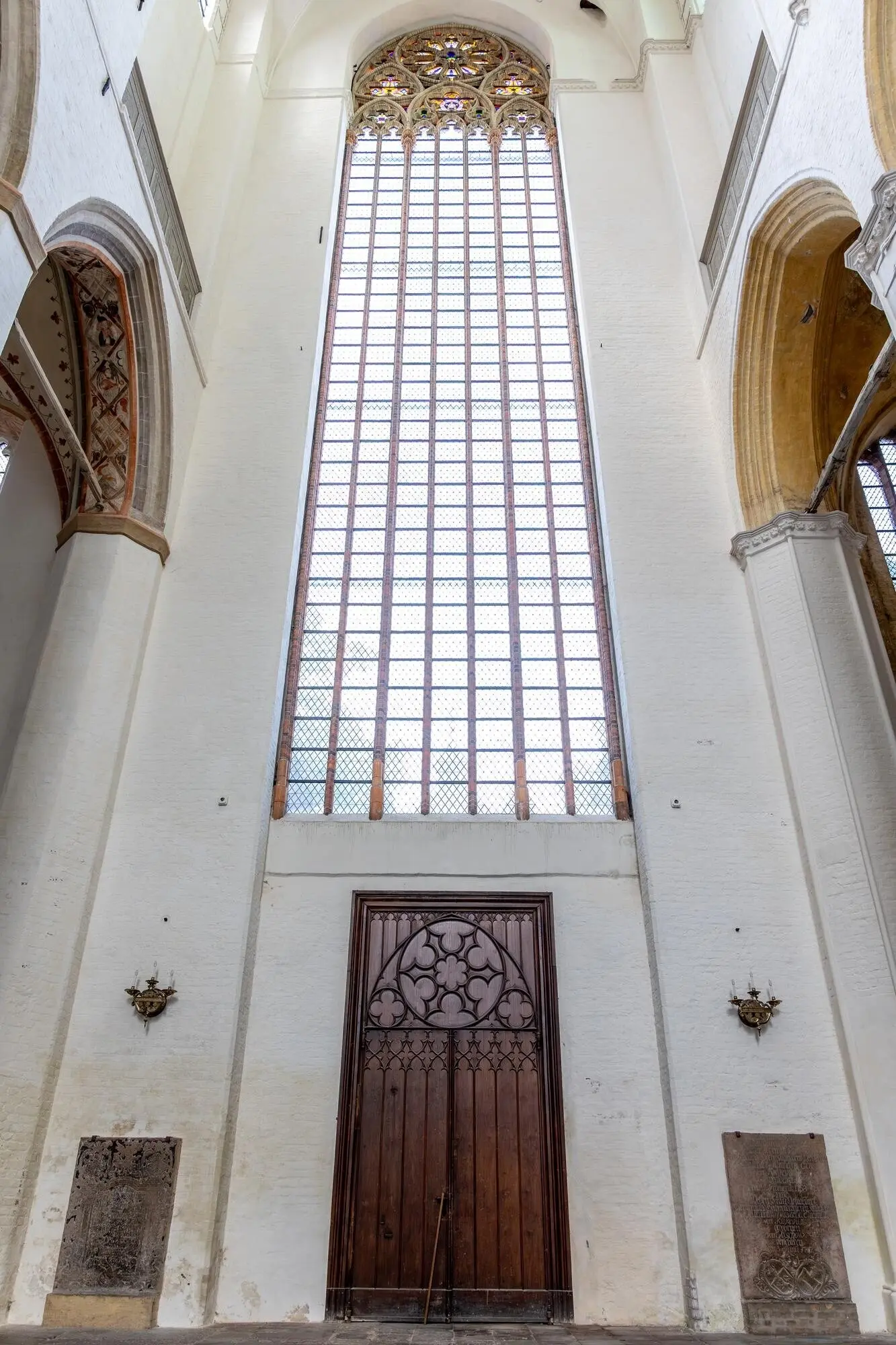 Holztüren mit gotischen Buntglasfenstern